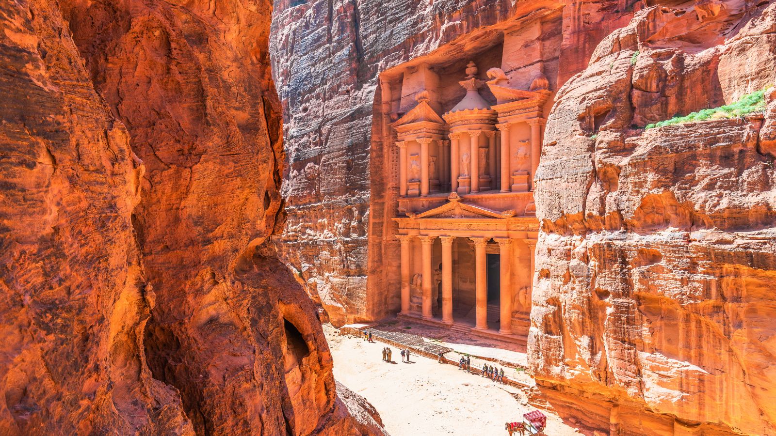Can Petra be a day trip from Amman?